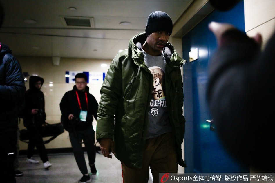 马布里身穿宽松灰色潮服在训练场持球，神情专注，目光如炬，这是他对职业生涯最后一次赛前训练的极致尊重。