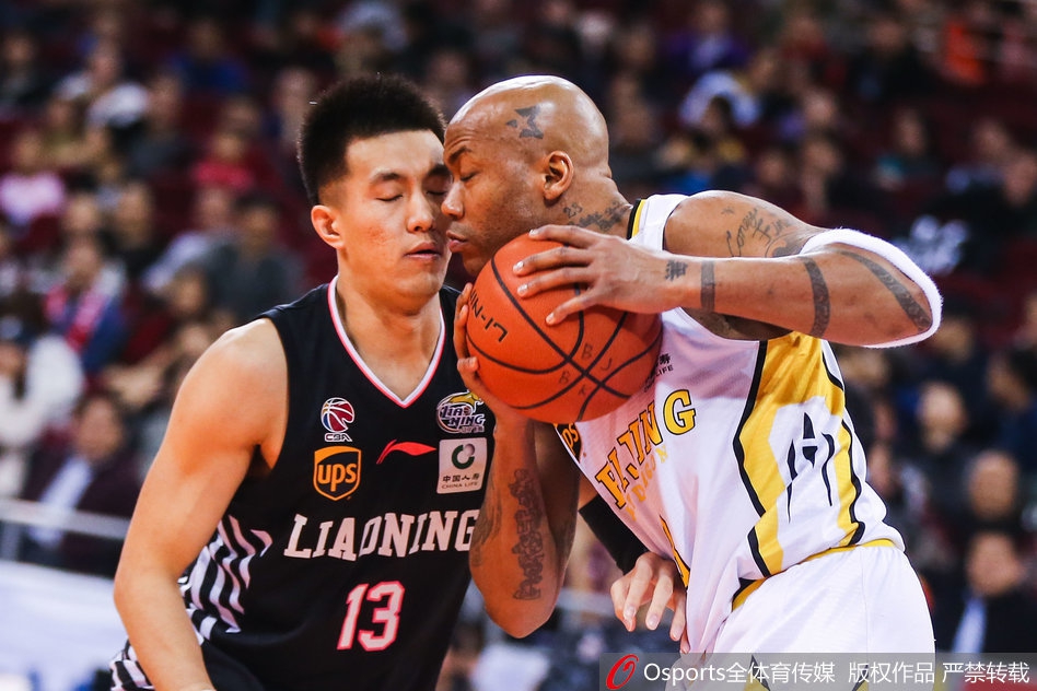 外援投进高难度三分后，兴奋地冲替补席挤眉弄眼，双手做着夸张的摇滚手势，旁边的队友被他逗得前仰后合。