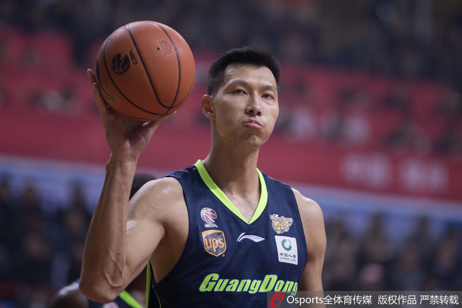 防守球员奋力封盖，整个人横在空中，而进攻方刚果人后仰跳投，两人在空中形成了一个匪夷所思的平行姿态，仿佛武侠小说里的绝世轻功对决。