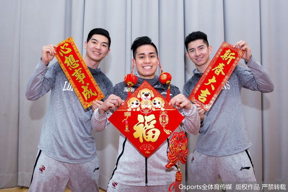 主帅崔万军手持龙狮队标春联，面露微笑，这位以严厉著称的教练在那个赛季将球队捏合成了一个坚强的整体，此刻的笑容里满是对弟子们拼搏精神的赞许。