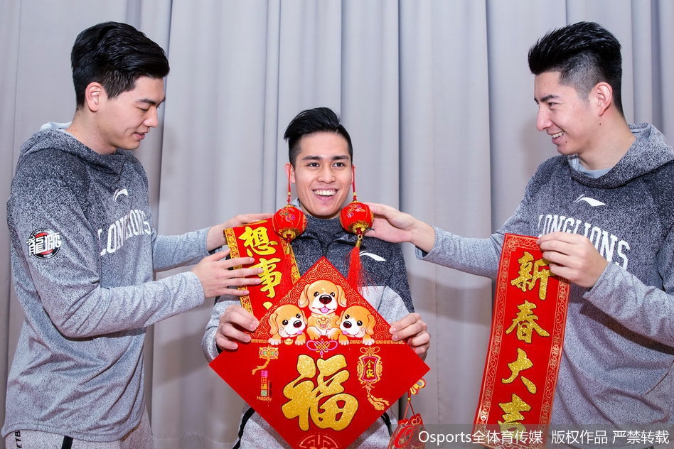 宝岛核心陈盈骏眉眼弯弯，俏皮地将大红灯笼挂在耳边，喜庆的红色映衬着他阳光的笑容，仿佛在用这种特别的方式向所有球迷传递着新春的福气与季后赛的喜悦。