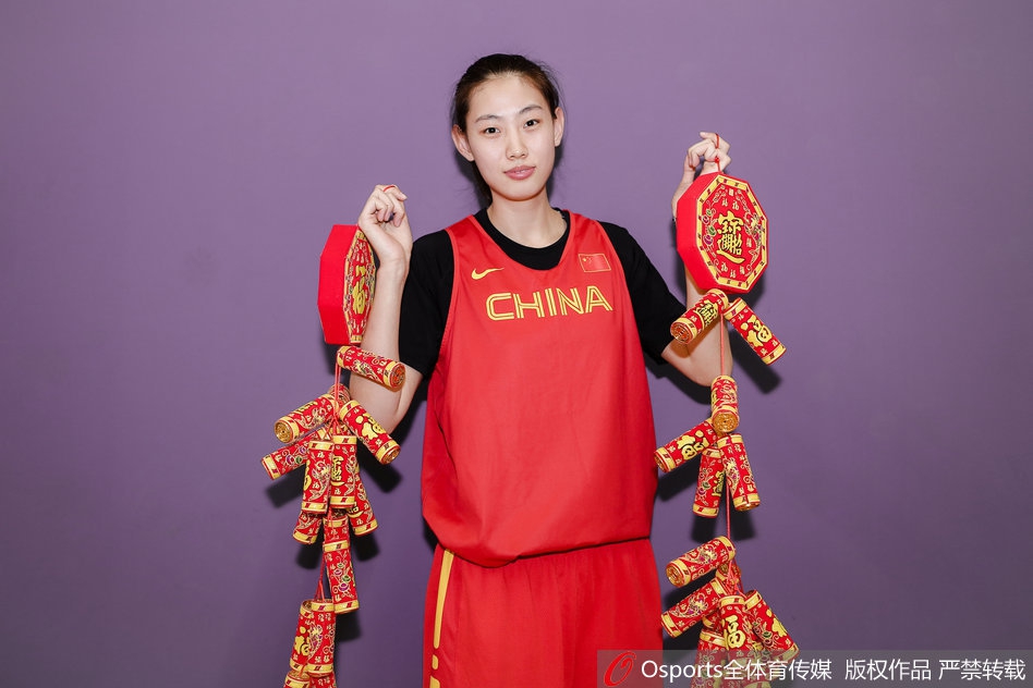 几位队员正在展示自己写的毛笔字，虽然笔触略显生涩，但‘必胜’二字却力透纸背，表达了她们对即将到来的比赛的决心和信念。