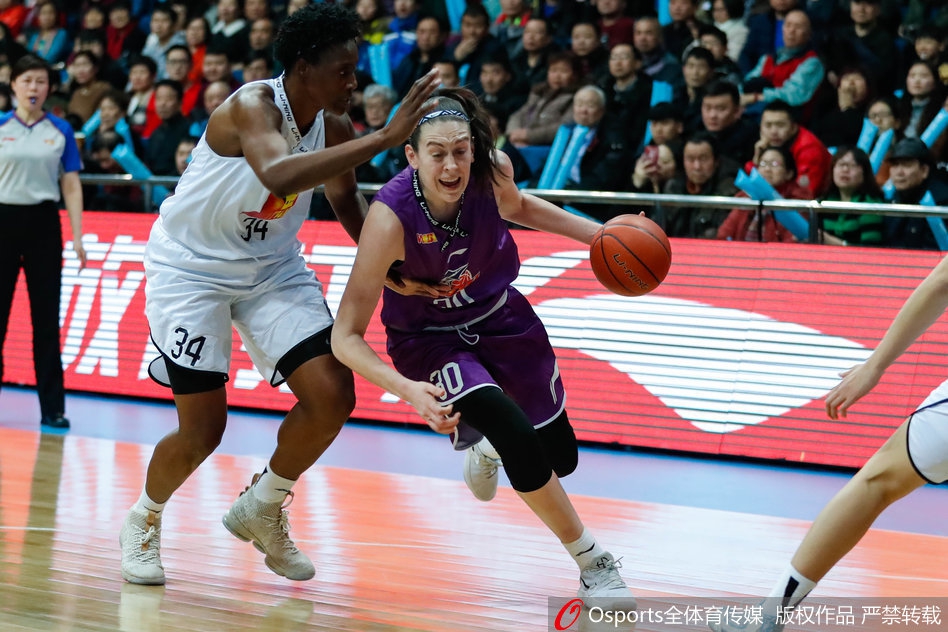 北京外援福尔斯在篮下强攻，她扎实的步伐和强悍的卡位让上海队的内线防守倍感压力。