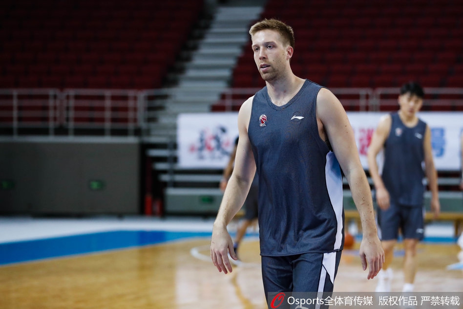 队宠?杰克逊在训练中也不甘示弱，他与方硕在场下交流着投篮心得，良好的队内氛围是球队前进的动力。