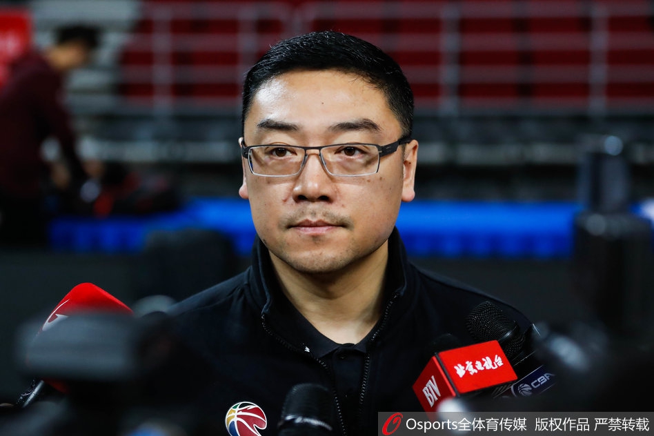 主教练刘鹏双手抱胸伫立在场边，目光如炬地巡视着场上的每一次攻防转换，神情严肃中透着焦虑。