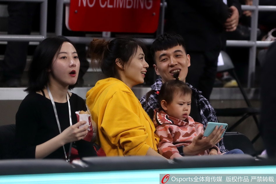 在五棵松热烈的氛围中，曾令旭神情专注地注视着场内局势，他深知自己即将在下个赛季踏上这片场地。