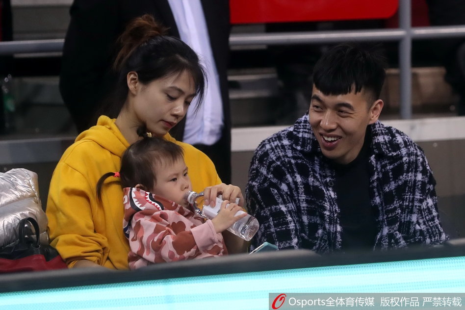 比赛间隙，曾令旭放松身体，与友人轻松交流，此刻的五棵松体育馆内，战斗的号角才刚刚吹响。