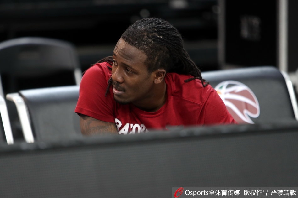 训练结束后的放松时刻，广厦队员们聚在一起相互鼓励，年轻的脸庞上写满对胜利的渴望，他们肩并着肩准备迎接季后赛首战的严峻考验。