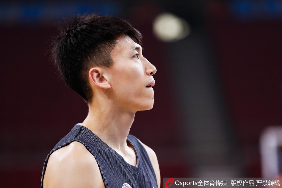 训练尾声，翟晓川在队友簇拥下拉伸放松，脸上露出轻松笑容