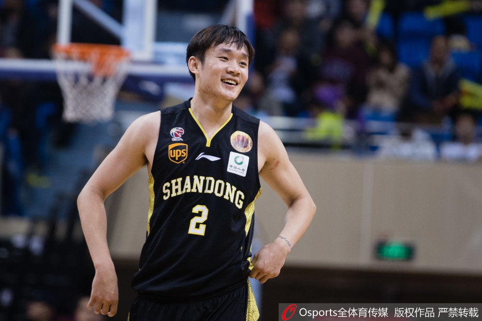 丁彦雨航造成对手犯规后站上罚球线，全场寂静，他神情专注，稳稳出手执行关键罚球。