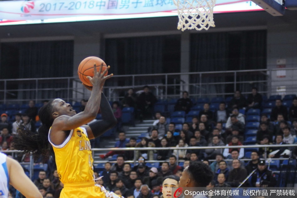 广厦核心福特森如灵猫般运球突破，青岛队防守球员寸步不离，展开一场速度与激情的较量