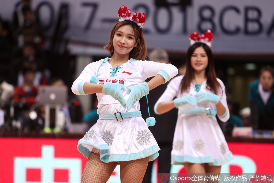 镜头拉近，这位领舞的宝贝动作干净利落，用力挥臂的瞬间展现出一种健康阳光的力量美，完全投入在音乐的世界里。