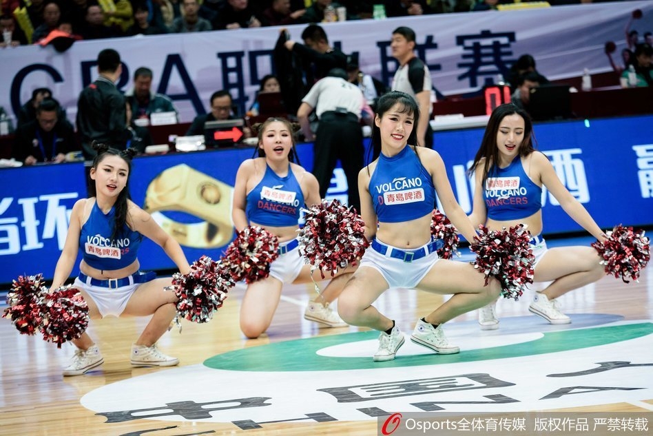 表演结束后，篮球宝贝们在场边稍作休整，青春的脸庞上洋溢着笑容，汗水见证着她们的付出与热爱