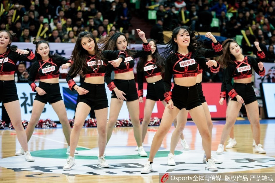 领舞的篮球宝贝目光坚定，每一个动作都精准卡点，展现出专业舞者的风采与魅力