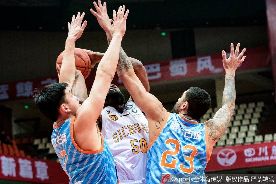 江苏肯帝亚外援布鲁克斯三分线外自信出手,篮球在空中划过优美弧线,尽管空砍34分,但他的飘逸球风仍是本轮最亮眼的风景。