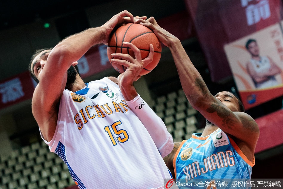 北控老将马布里运球疾走,湿透的球衣紧贴胸膛,39岁的他用一次次突击撕碎上海防线,这一刻时光仿佛倒流回他无所不能的年代。