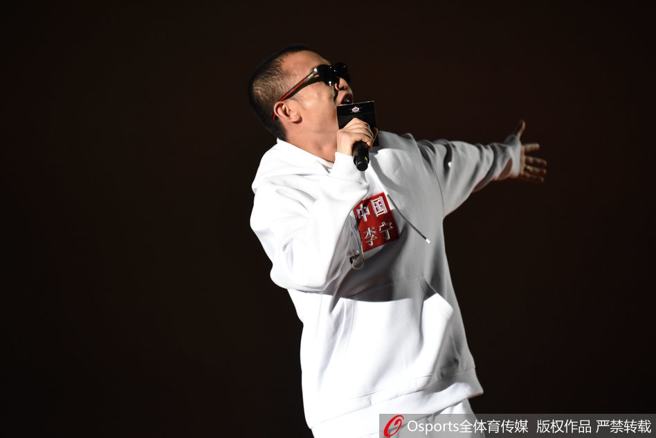 星锐赛上,年轻的球员们肌肉碰撞、挥汗如雨,清华大学与职业新锐的交锋火花四溅,这是校园篮球与职业篮球的一次意义非凡的握手与对话。