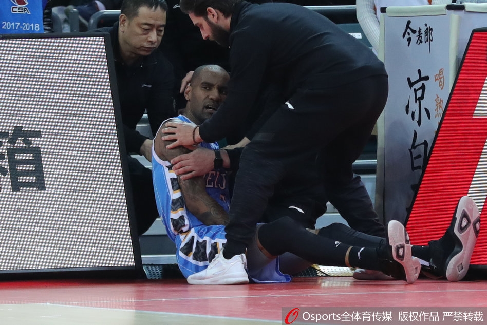 杰克逊受伤后，北京首钢替补席一片沉寂，球员们神情沮丧，主教练雅尼斯双手叉腰满脸无奈