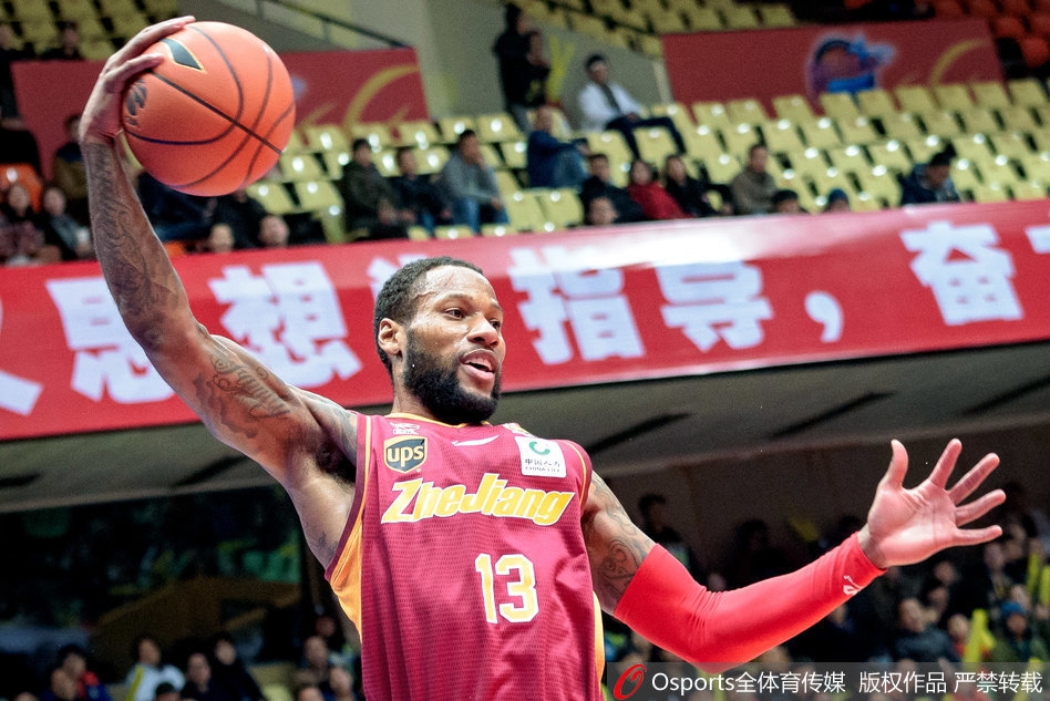 陆文博底角接球，没有丝毫犹豫，张手就是一记三分，篮球空心入网，为浙江队的胜利锦上添花。