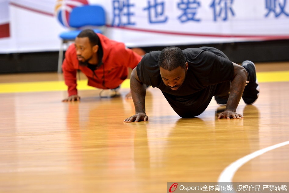 训练场上气氛严肃而专注，教练组为队员详细讲解战术跑位，球员们围拢倾听每一个细节力求在季后赛中完美执行