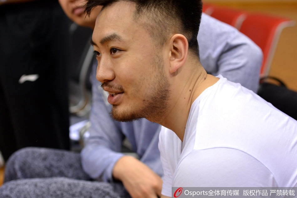 大外援莫泰尤纳斯在体能师辅助下进行拉伸训练，他表情专注身体柔韧性极佳，为即将到来的内线肉搏储备能量