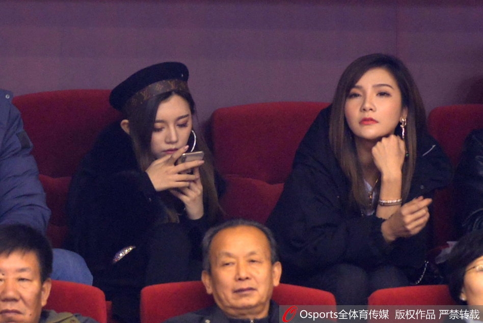 终场哨响,山东队遗憾落败。看台上的睢冉爱妻神情略显落寞,眼神中透出一丝难以置信。她看着场内失落的丈夫和队友们,此刻的寂静与赛前的喧闹形成鲜明对比,德比战的残酷在这一刻展现得淋漓尽致。