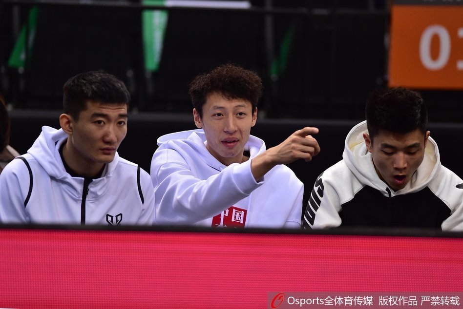 教练组成员在场边神情专注,紧握双拳,目光如炬地盯着场上的局势变化,场边的灯光将他们的身影拉得格外坚定。