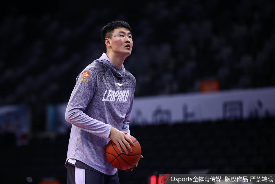 队员们围成一圈相互加油打气，团队氛围十分热烈