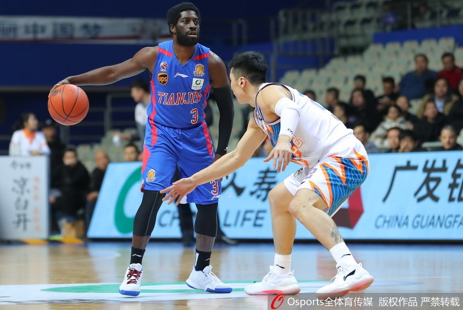 上海队外援尼克·明纳拉斯迎着防守强行上篮，他单节25分的狂暴表现彻底打懵了对手，是球队实现逆转的最大功臣。