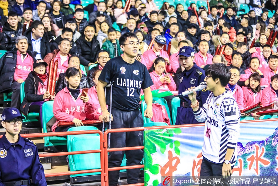 虽然拄着拐杖，但这位锦州球迷的脸上写满了幸福与满足，能够现场为辽篮加油，就是他最大的快乐。