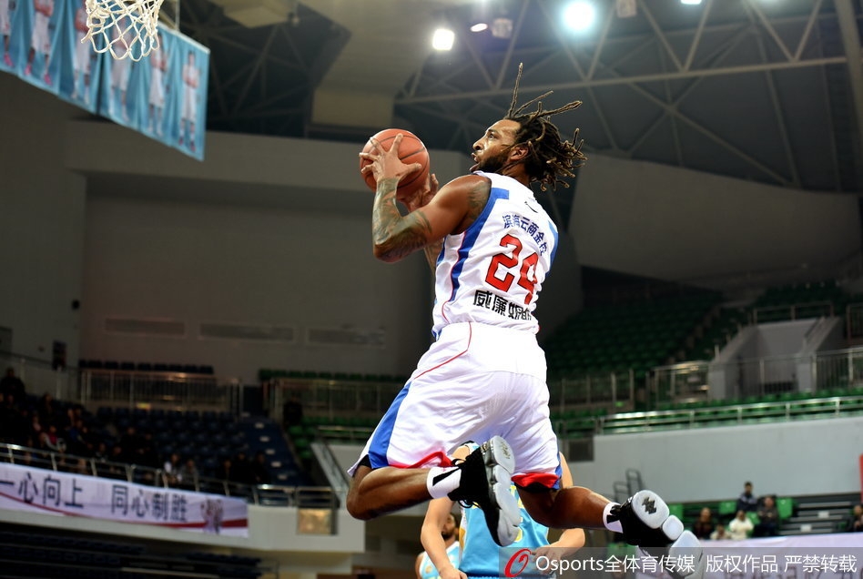 易建联在军粤大战中单手劈扣,八一队员虽奋力封盖却鞭长莫及,这石破天惊的一扣不仅是得分,更是对传统霸主尊严的捍卫。