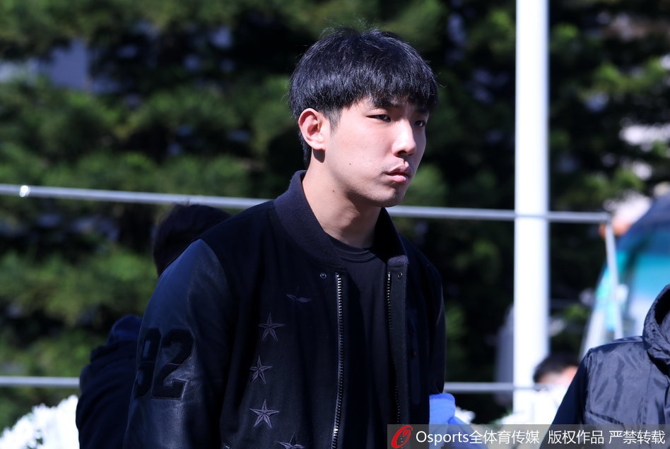 告别仪式上,数百名球迷自发穿着素衣有序排队,手中拿着白色的菊花,只为向这位德高望重的宏远之父献上最后的敬意