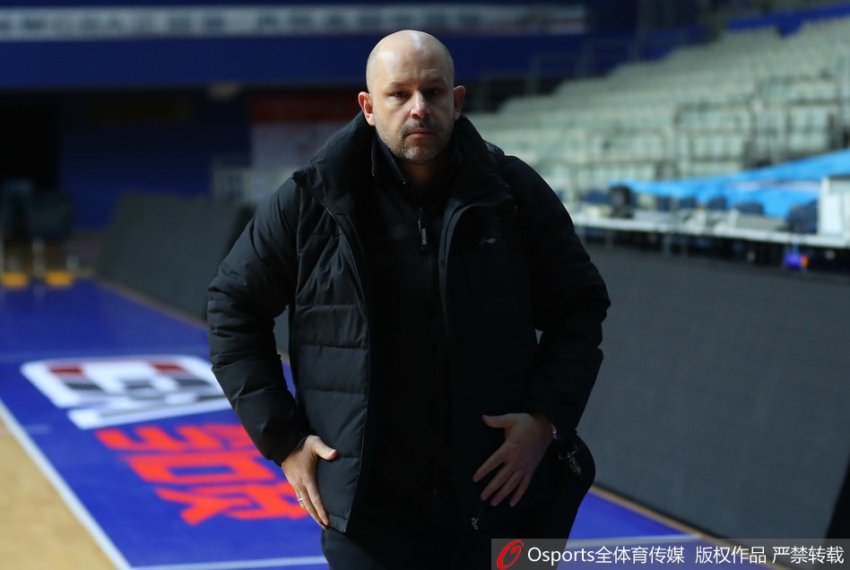 训练场上，杰克逊在三分线外从容出手，篮球在空中划过一道彩虹般的弧线，身后的替补球员目光紧紧追随，期待着这颗定心丸能带来胜利的转机。