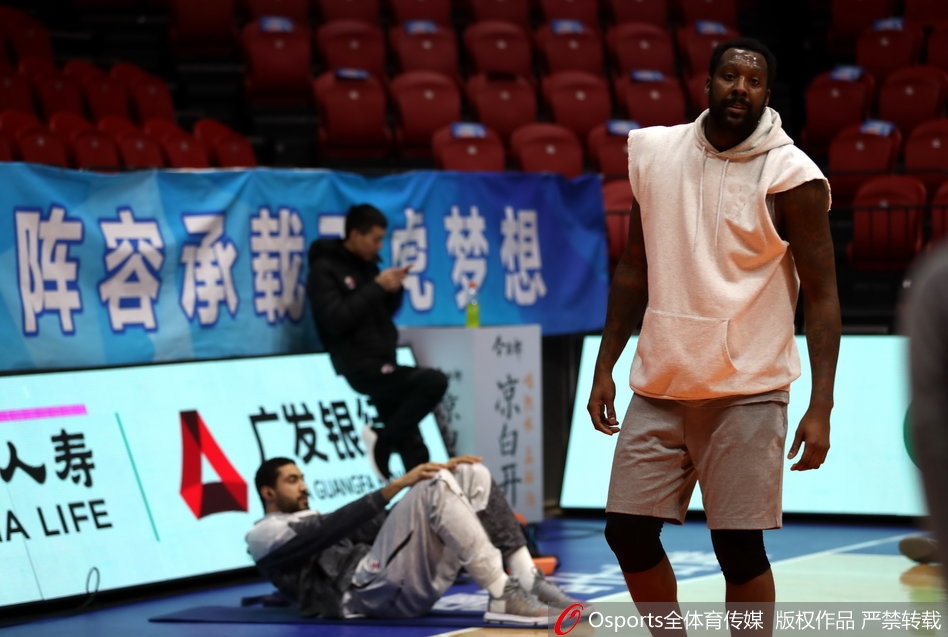 布莱切带着标志性的憨厚笑容,弯腰为身前的小球迷在球衣上签名,眼神中满是亲切。