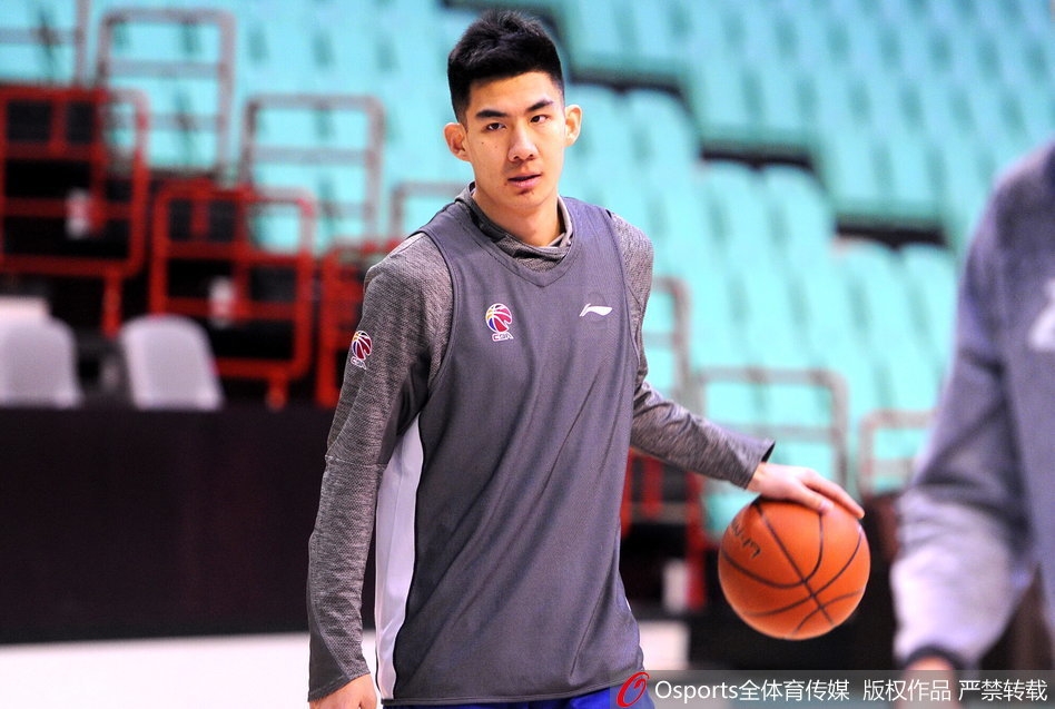 训练场上，队员们正在进行力量训练，王奕博咬紧牙关举起杠铃，汗水顺着脸颊流下，展现了浙江队休赛期苦练的体能储备。