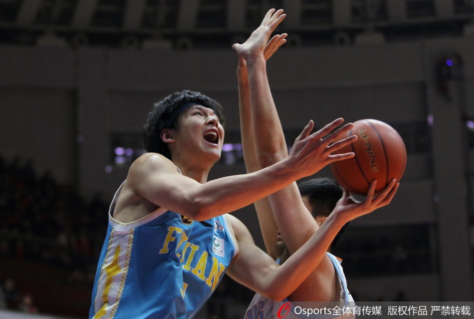 赵泰隆迎着防守干拔三分，皮球应声入网，他紧握拳头怒吼，彰显着福建队不屈的斗志。