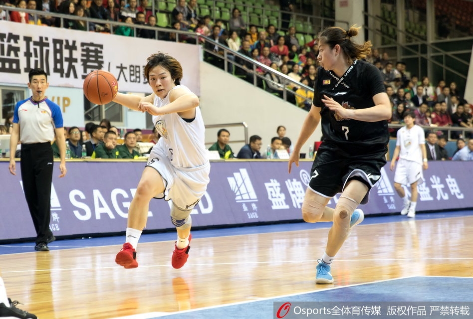 终场哨响,江苏球员们紧紧拥抱在一起庆祝这场来之不易的胜利,而广东队员则神情落寞地走下场地,形成鲜明对比,这一刻淋漓尽致地展现了竞技体育的残酷与魅力。