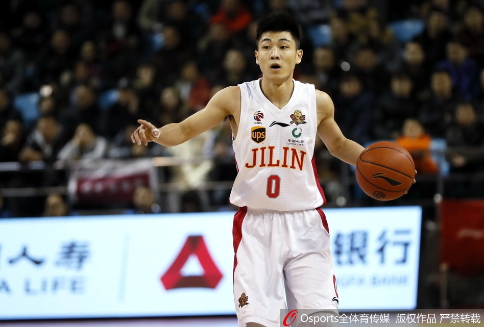 虎王韦弗运球指挥着球队的进攻,眼神中充满坚定与自信,吉林全队在他的串联下已磨好爪牙,准备迎接接下来的每一个挑战。