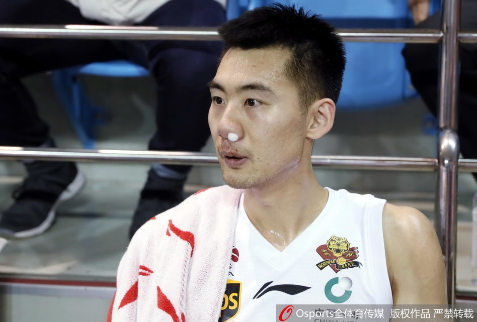 第三节比赛中，崔晋铭嘴角和鼻子仍有干涸的血迹，他奋力起跳，与对方外援巴赫拉米争抢球权。