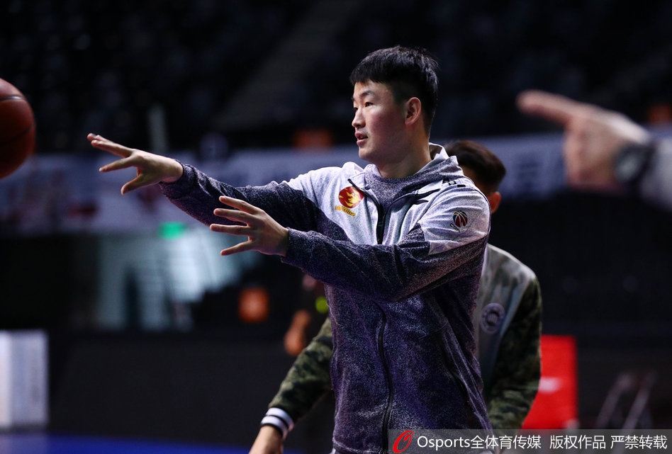 萨林杰在篮下强打，肌肉线条分明展示出强大统治力