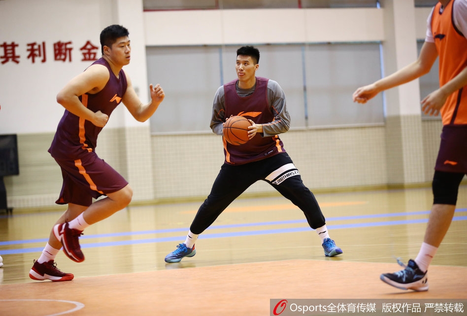 轩轩在众人簇拥下参观广东宏远队训练,他双手插兜好奇地张望,身旁的大人们用温暖的目光守护着这位特殊的小客人。