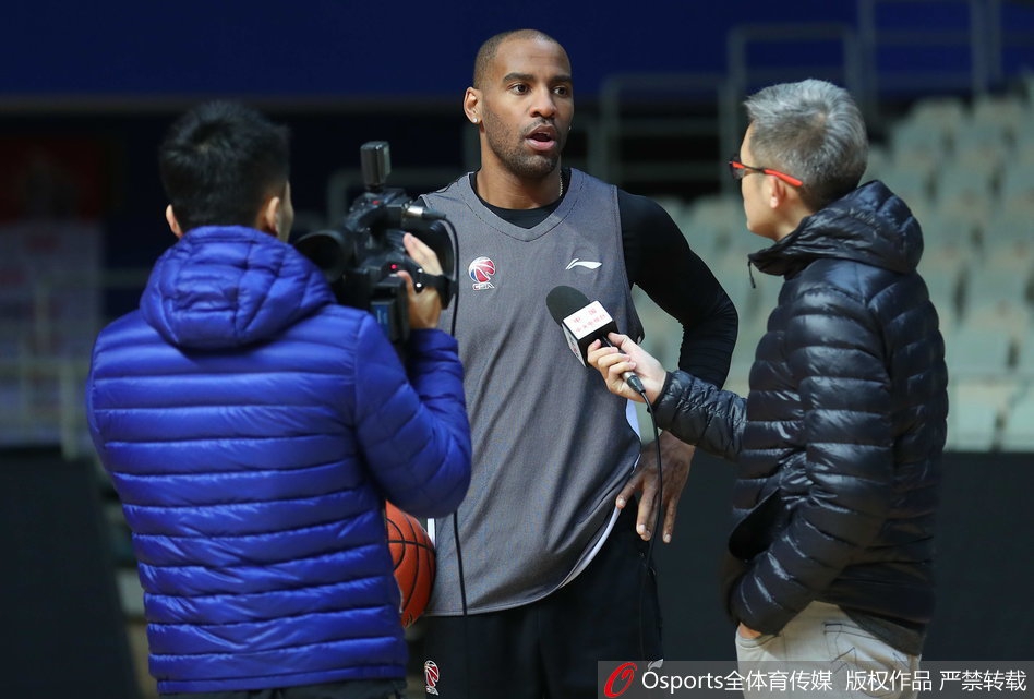 在主教练雅尼斯的手势指挥下，北京队员们进行着紧张的战术跑位练习，杰克逊作为进攻发起点，一次次精准地将球传给切入篮下的队友，默契依旧。