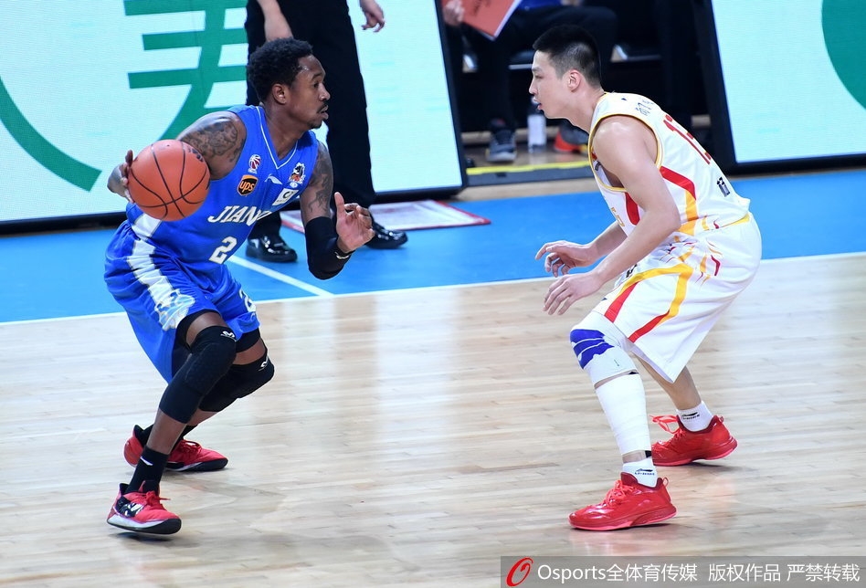 马尚·布鲁克斯如猎豹般敏捷，带球穿越同曦队的严密防线，眼神中闪烁着必胜的光芒。