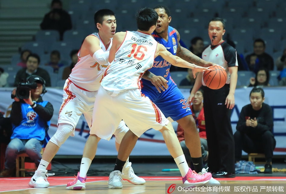 本场发挥最耀眼的张祖铭持球突破,他眼神坚毅,一个变向加速甩开防守人,全场球迷起立为他每一次进攻喝彩