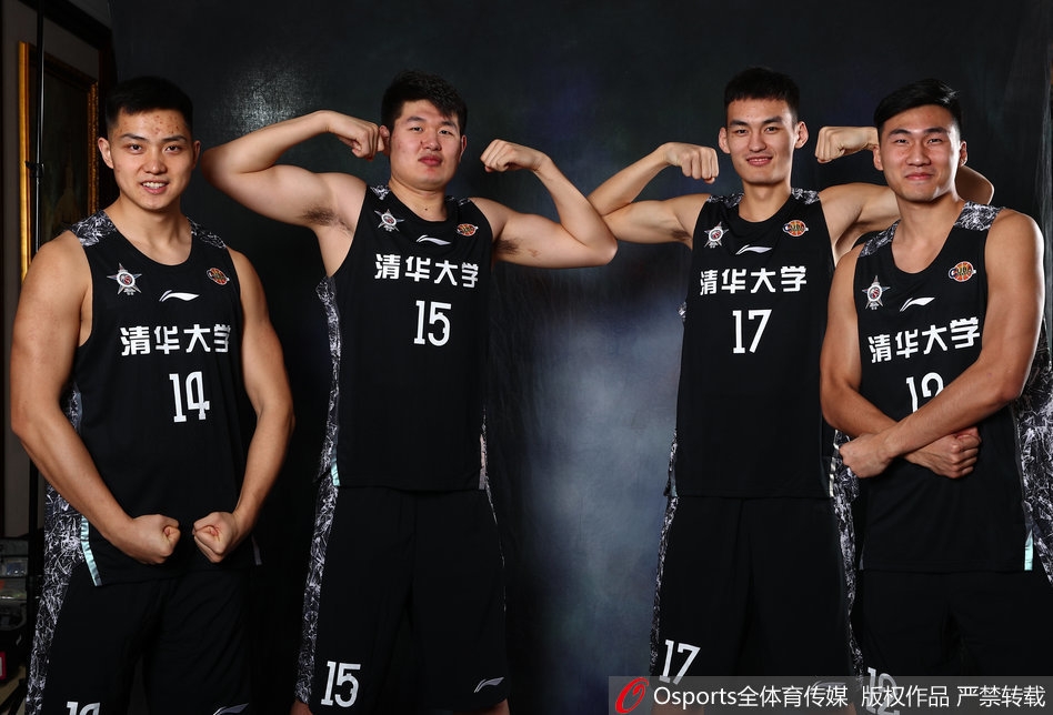 赛后球员们神情各异，有人低头沉思，有人轻拍队友肩膀安慰，画面中流淌着一种不甘与倔强，仿佛在无声地宣告：这次输了，但未来我们还会再来。