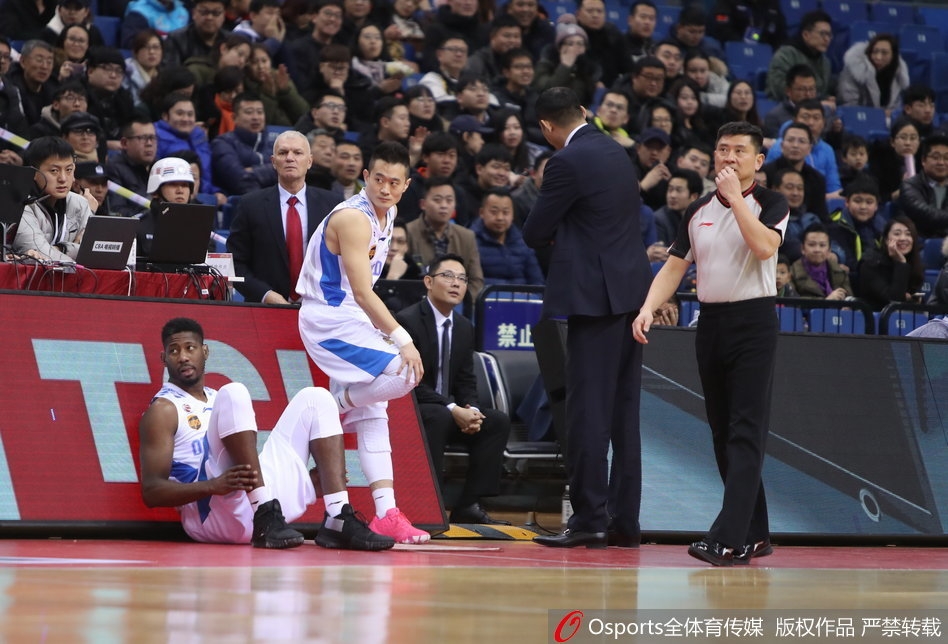 获胜后的青岛队球员们围在一起,吉布森被队友簇拥在中间,大家用力挥舞着拳头,脸上洋溢着久违的、如释重负的灿烂笑容。