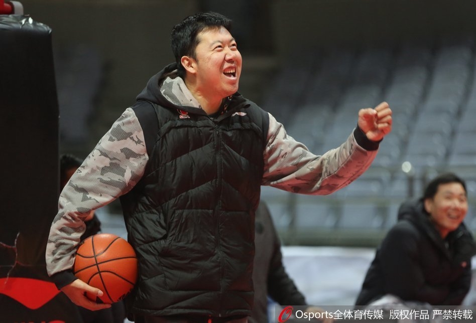 八一队员在训练中奋力防守,眼神中透露出专注和坚定的斗志。