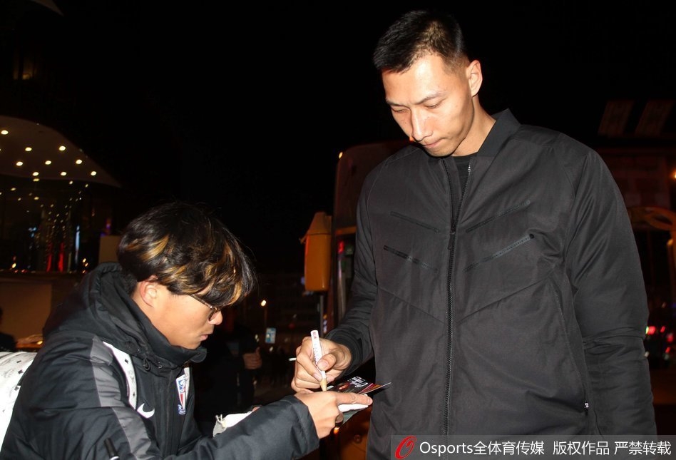 广东宏远将士们身披寒夜星辉抵达济南，面对热情围拢的山东球迷，表情轻松中带着对即将到来的恶战的专注，仿佛能听见齐鲁大地的战鼓声。