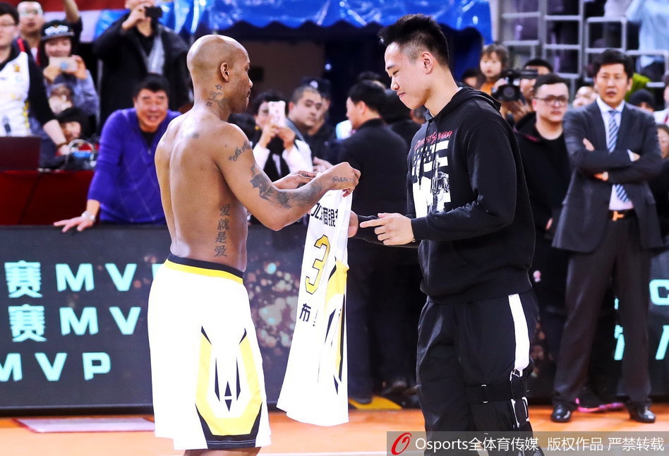 身披三号战袍的马布里在退役之夜眼含热泪，他深情地环视着座无虚席的奥体中心，向看台上无数高举着他头像的球迷挥手告别，目光中满是不舍与感激。