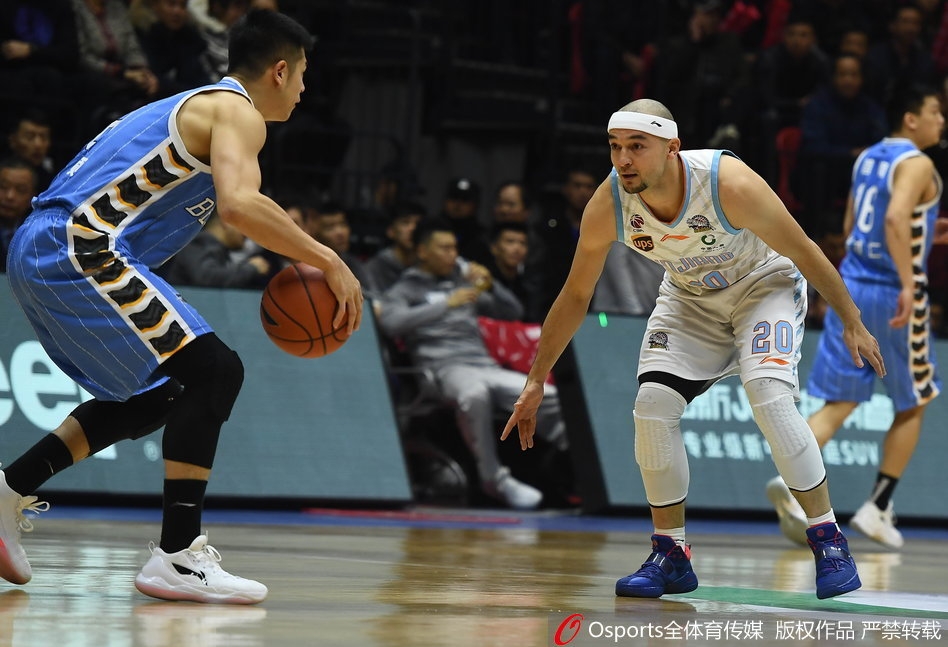 红山体育馆内灯火通明,新疆队与北京队球员蓄势待发,现场座无虚席,空气中弥漫着大战前的紧张气息。